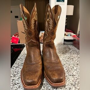 Ariat Men's Heritage Roughstock Tan Leather Western Boots. Size 10.5EE WIDE FIT